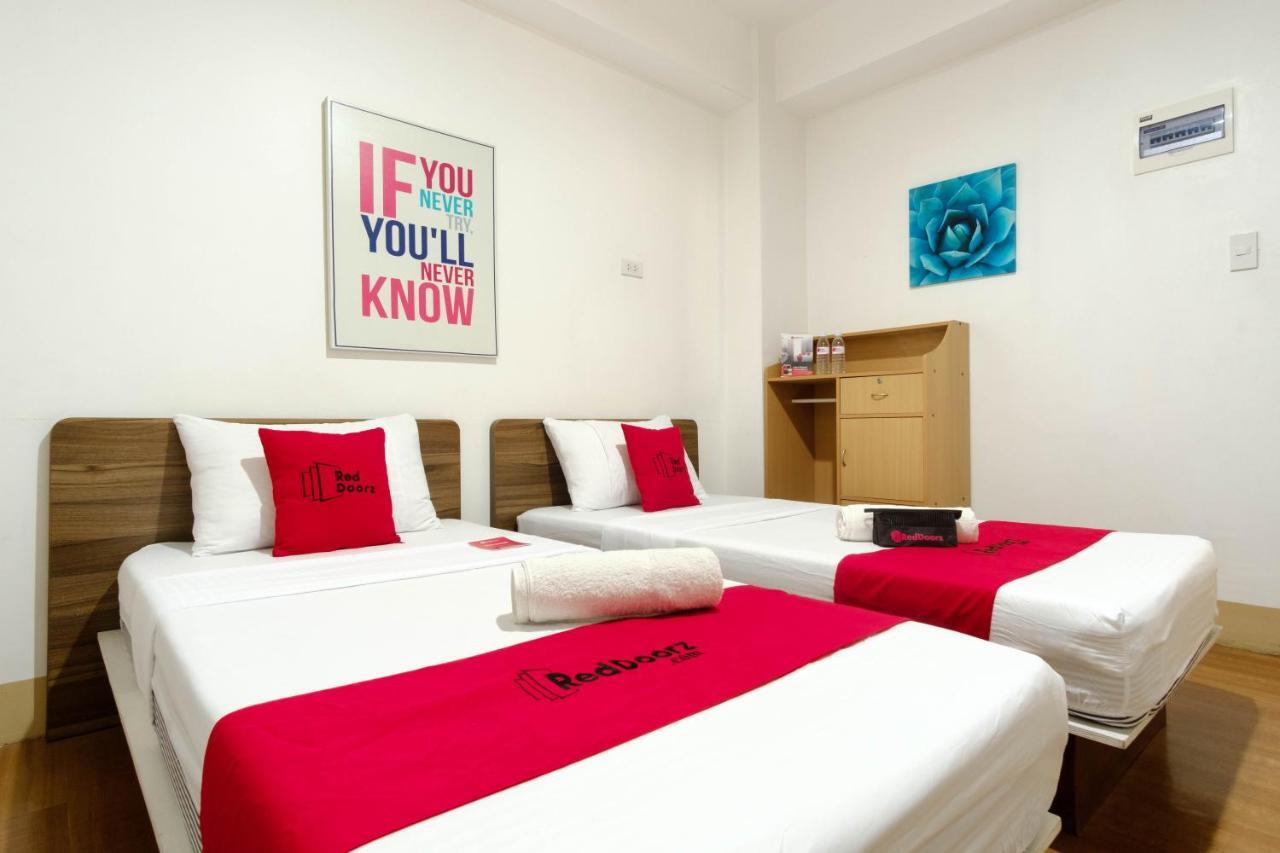 Reddoorz Near V Mapa Station Hotel